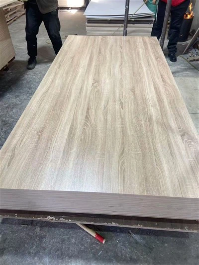 Qamħ tal-injam għoli tal-injam li ma jgħaddix ilma